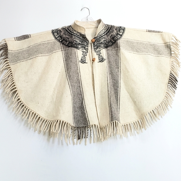 NWOT Creme Blanket Aztec Collar, Fringed Poncho - Picture 5 of 6